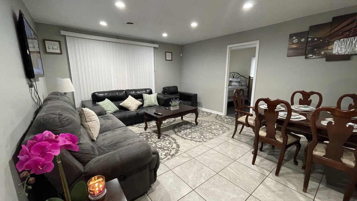 Harvey House | Entire 3bd home Comfortable Private