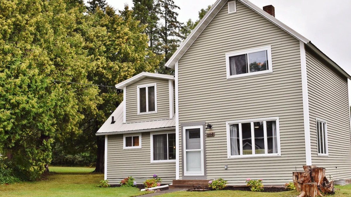 Washburn House | Entire 3BDR Cottage: Explore Bayfield-Apostle Islands-BigTop-Northwoods-trails