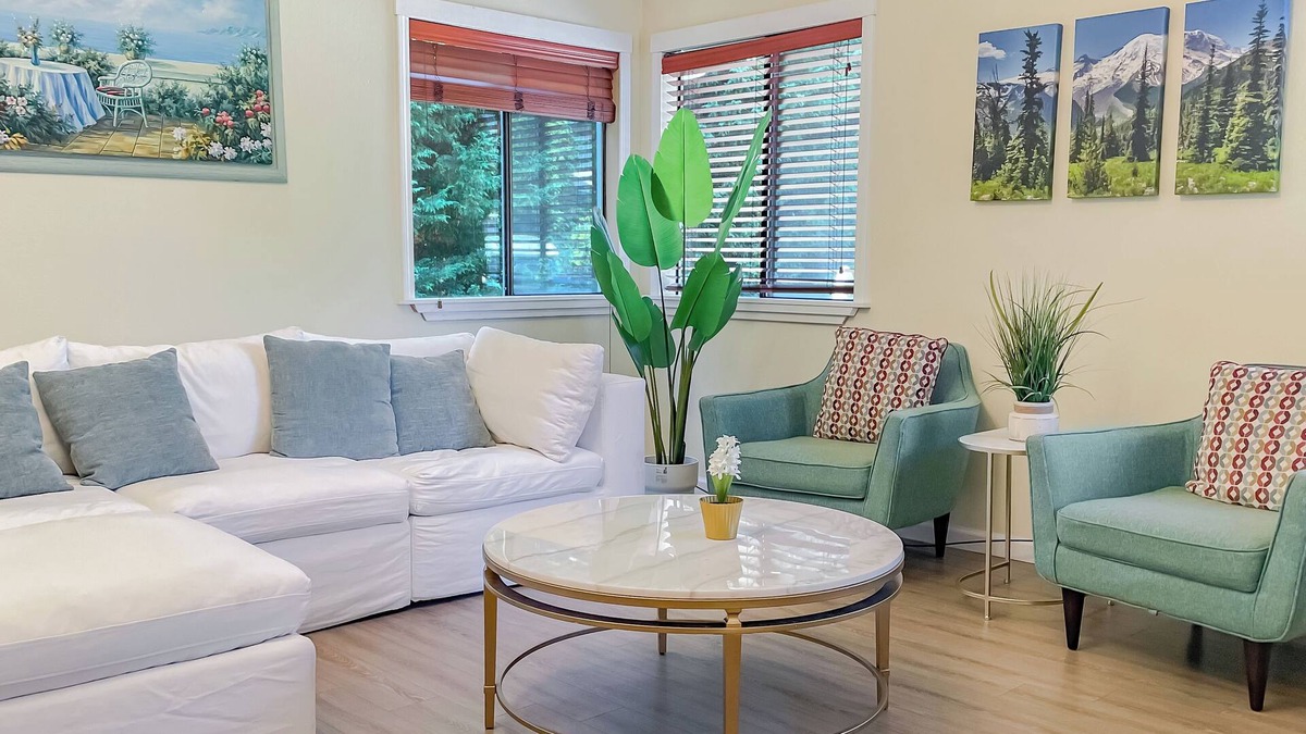 Lynnwood House | Entire 3BR/2BA Home: 5 beds, Kitchen, Laundry, Work Desk, Private Yard, AC