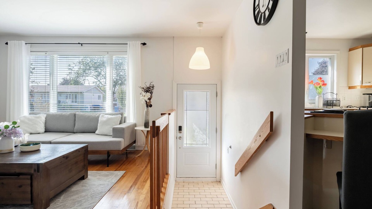 Saint-Hubert House | Entire 4 BDR House near MTL, Free Parking