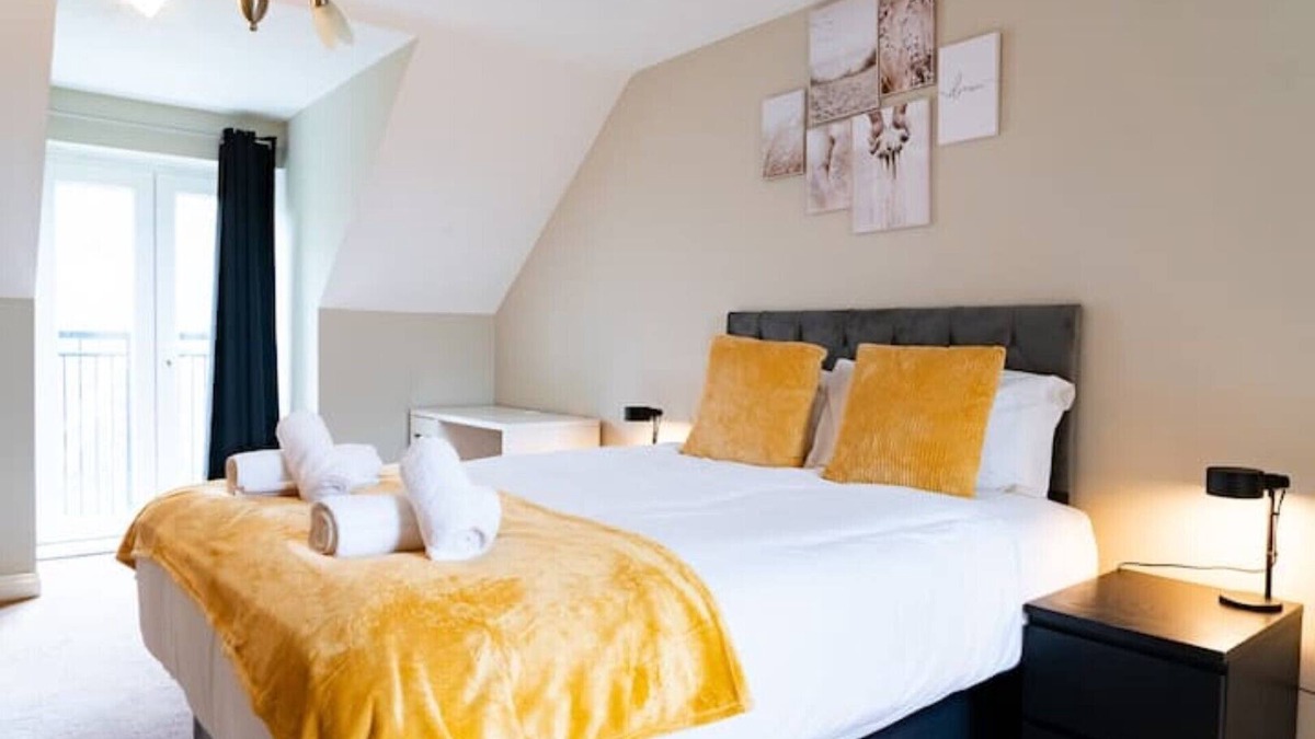 Huntingdon House | Entire 4 Bed House| Cosy |Luxury |Sleeps 7|Free Parking