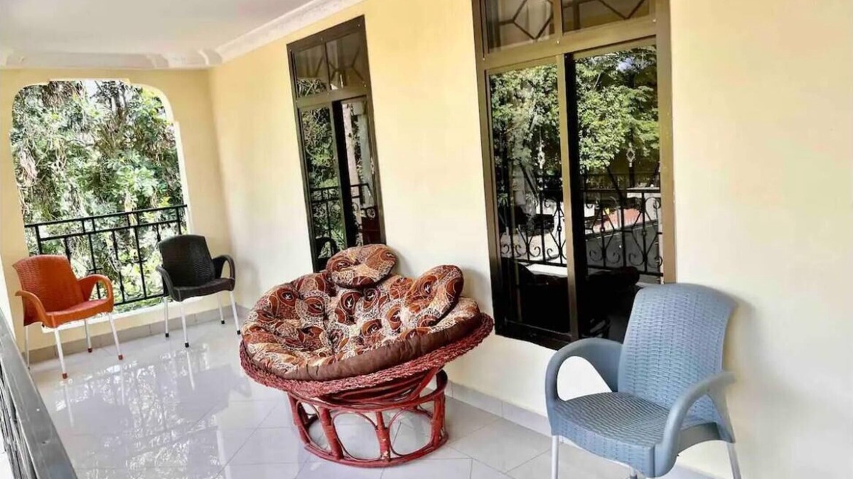 Arusha House | Entire 4-bedroom Holiday Home with a view of Mt Meru and 5min from the Airport!