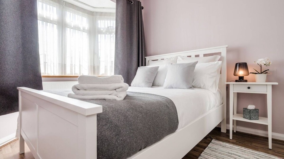Ashford House | Entire 4-Bedroom Home Surrey
