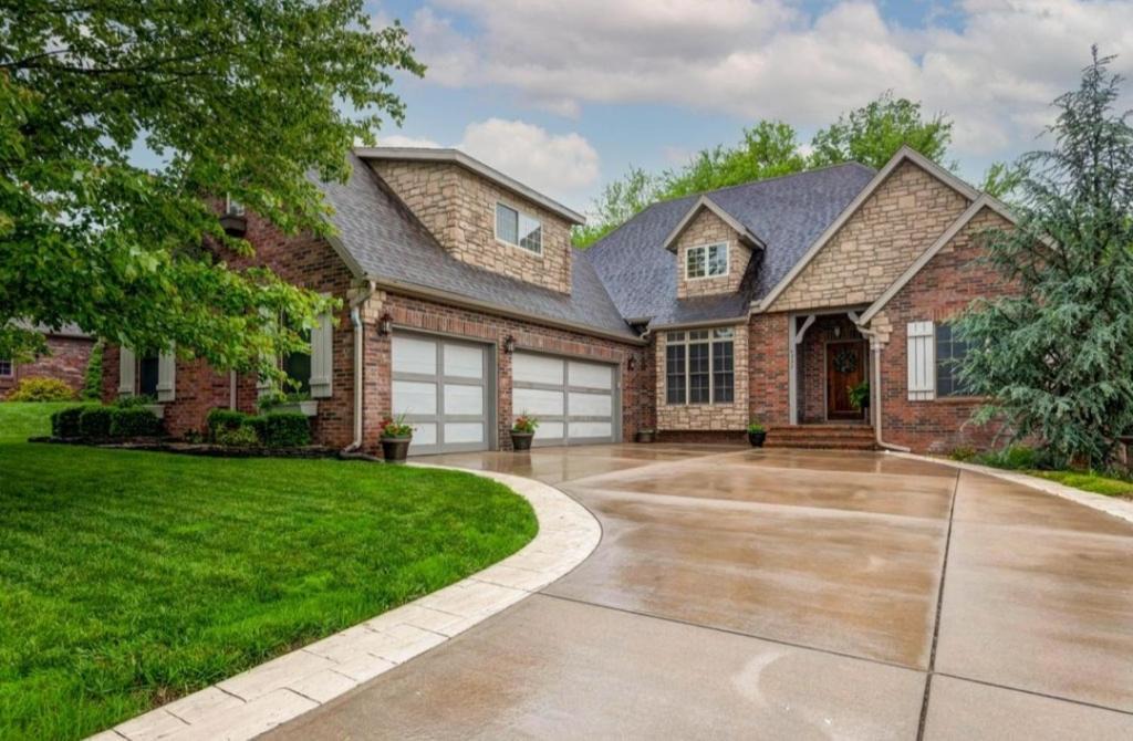 Turners Villa | Entire 4 Bedroom Home - WiFi, Jetted Tub, Fireplace, Garage & EV Charger