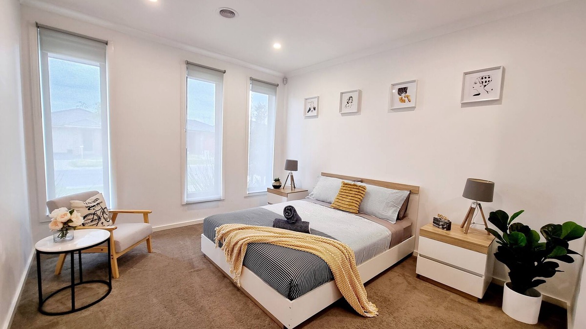 Clyde North House | Entire 4 bedrooms Clyde North home, no sharing
