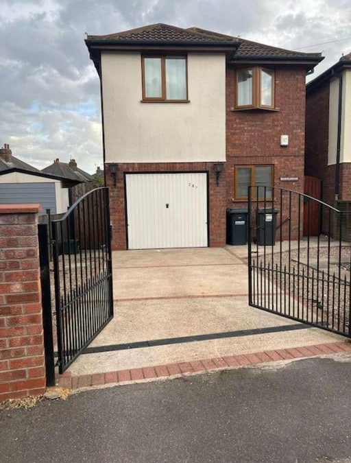 Mapperley House | Entire -4 Bedrooms Detached House with Driveway