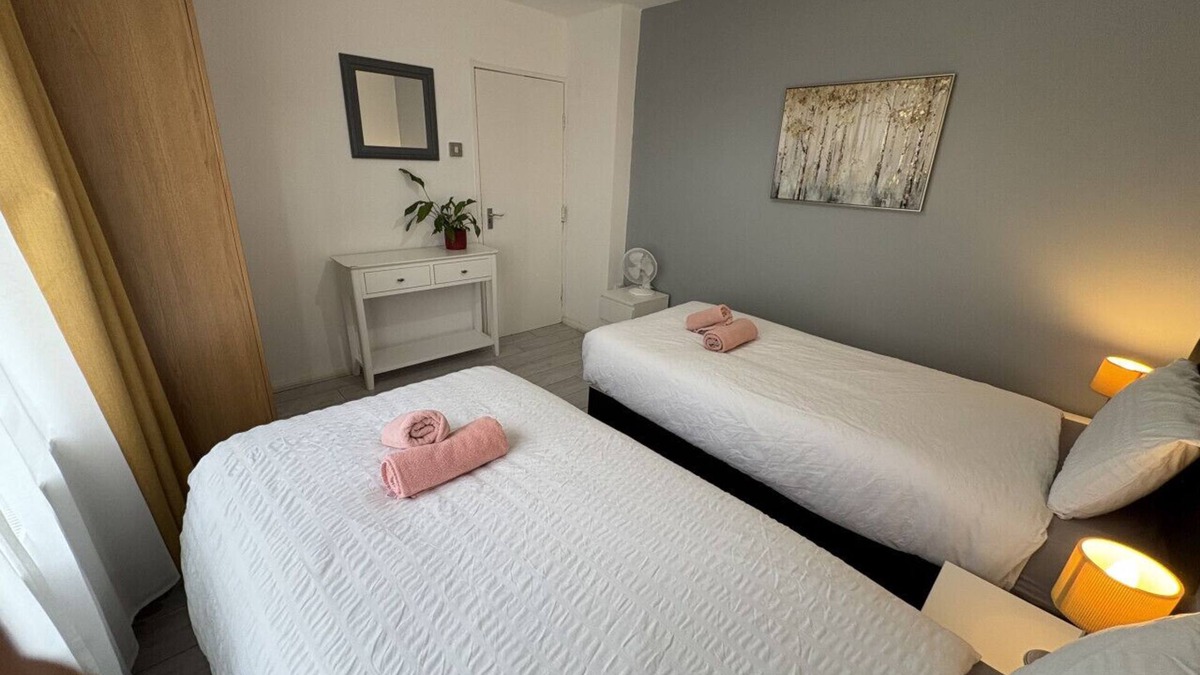 The Westside House | Entire 4 beds, 2 baths & 3 mins walking to ICC Five ways and Broad street