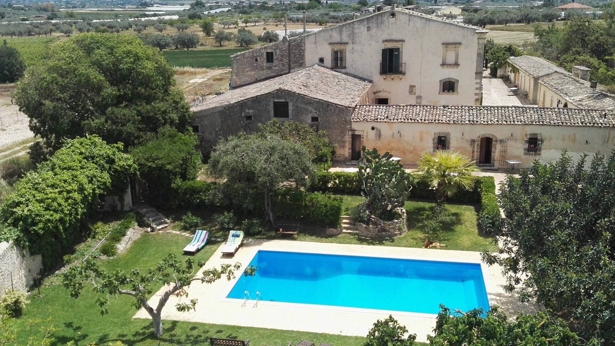 Chiaramonte Gulfi House | Entire and Magnificent Ancient Sicilian Villa with farmers' and Baron's houses