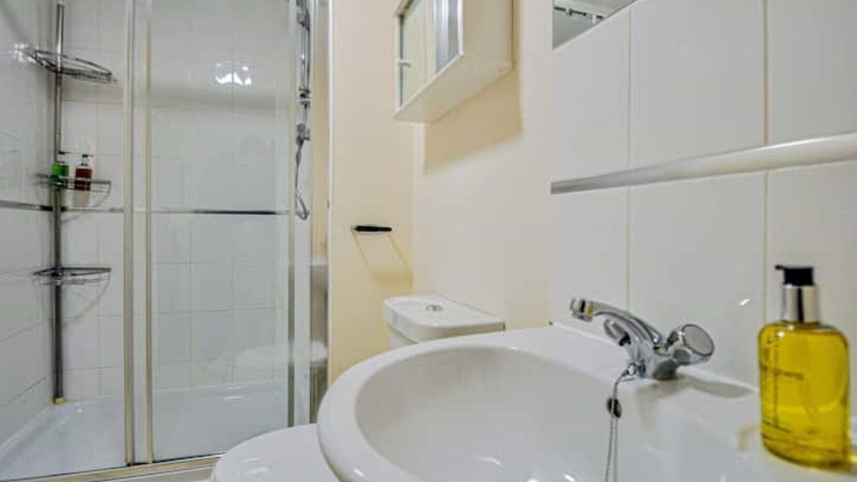 Bray on Thames Apartment | Entire Apartment Sleeps 4 Near the River Thames