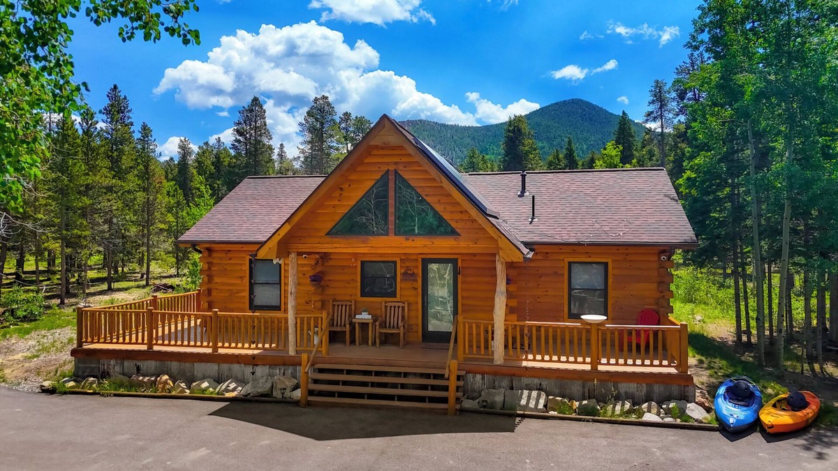 Black Hawk Ski Chalet | Entire Cabin Chalet in the Mountains! Lake! Kayak! Sauna! Hot Tub! Hike!