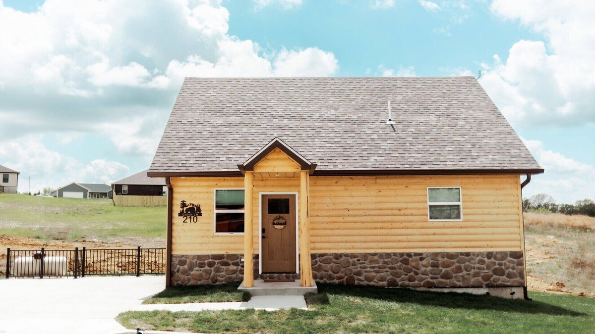 Linn Cabin | Entire Cabin in Linn, MO with all the extras