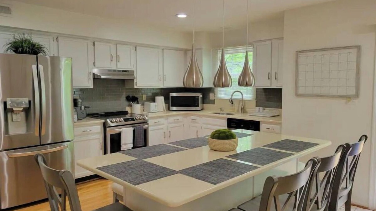 Montgomery Village House | Entire cheerful 4 br townhouse by the lake