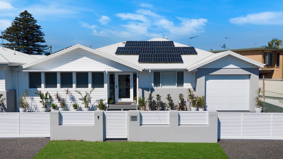 Lake Illawarra House | Entire Coastal Residential Family Home. Sleeps 12 - Lake & Beachside Property.