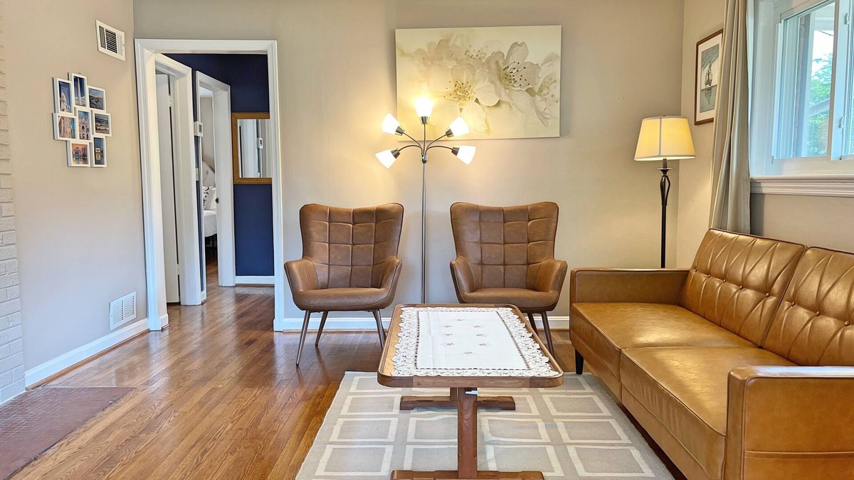 Arlington House | Entire Cozy 3 bedrooms Single Bungalow House in Arlington Near DC
