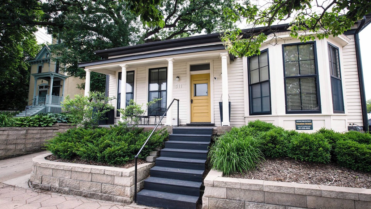 West Seventh House | Entire Duplex West 7th, Xcel, and DT St. Paul Sleeps 8 Off street Parking!