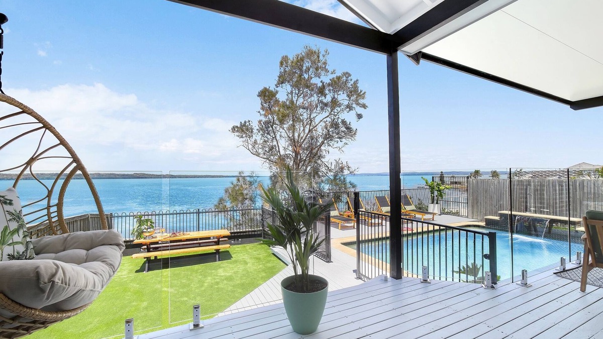 Toukley House | ENTIRE FAMILY HOME on the lake! 15 Guests Book 2 nights, get the 3rd night free*