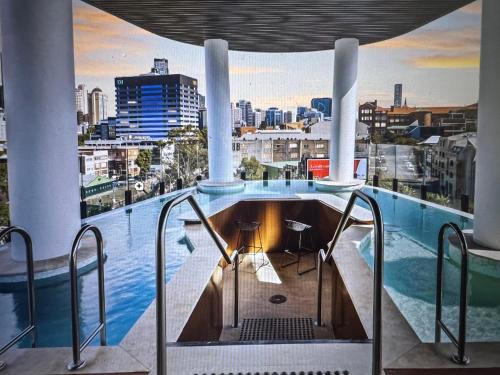 Fortitude Valley Apartment | Entire flat w infinity pool and 5m walk to Fort Valley station