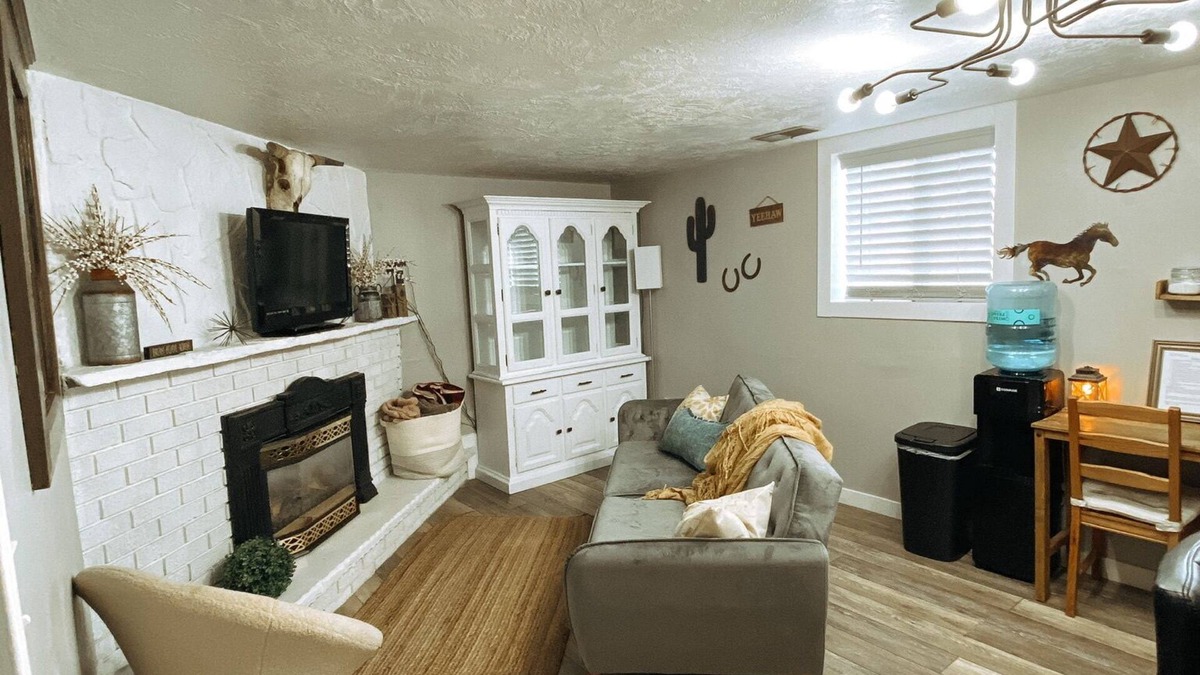 Roy House | Entire Guest Suite Near The Mountains