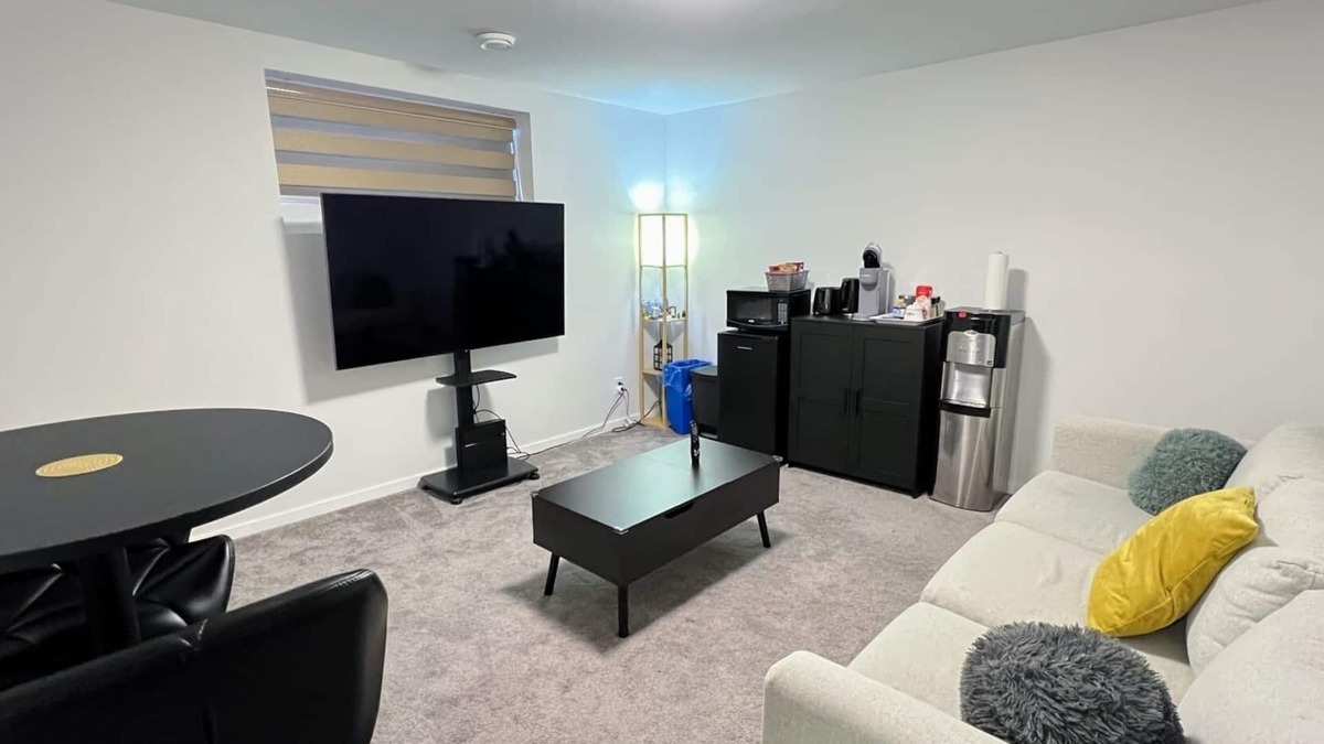 Transcona House | Entire Guest Suite/Separate Entrance/Free Parking in Winnipeg