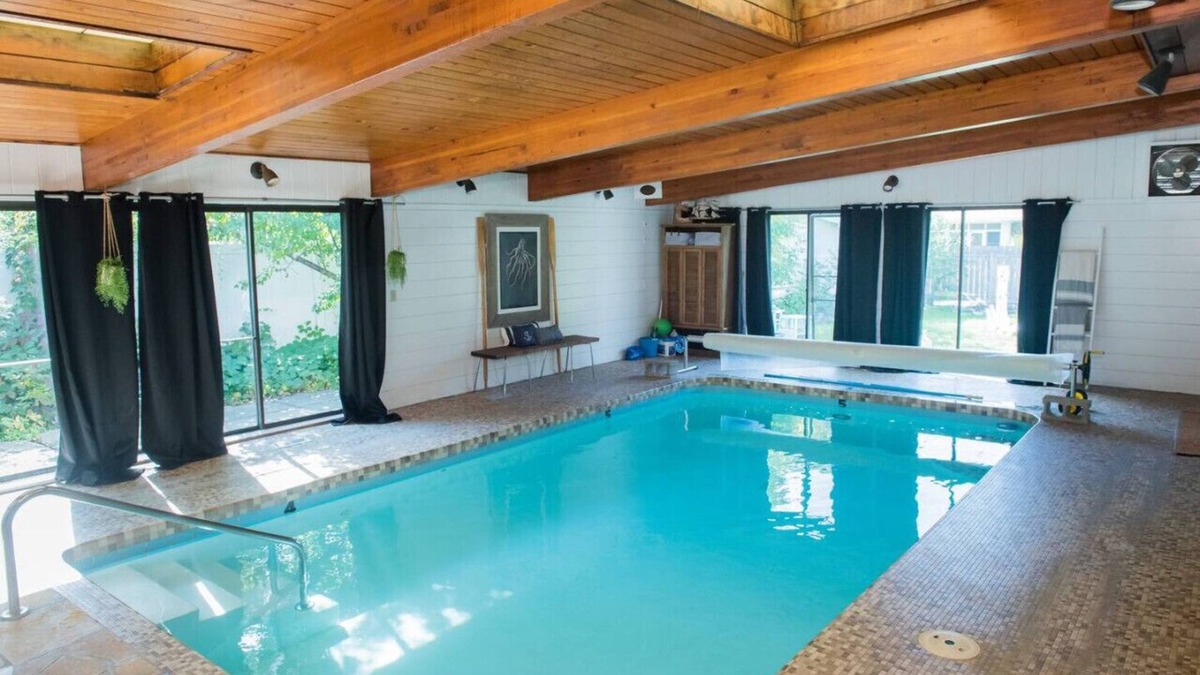 Fargo House | Entire historic on Iconic 8th St w/indoor pool
