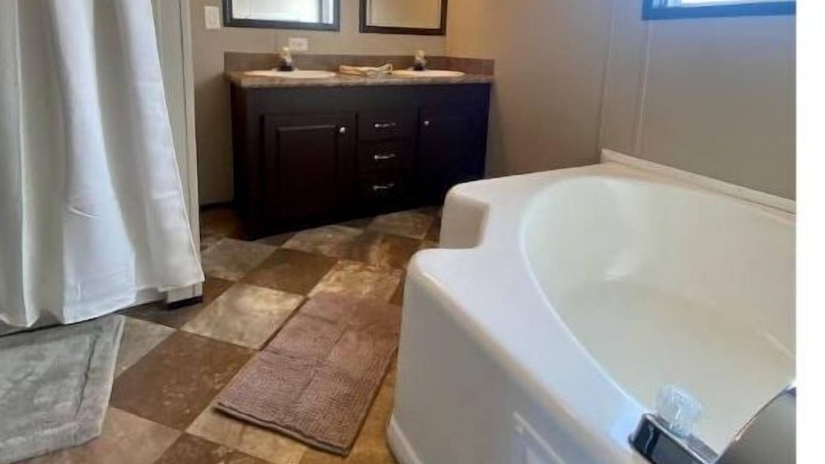 Baker House | Entire home available in a quiet location. Close to LSU and airport.
