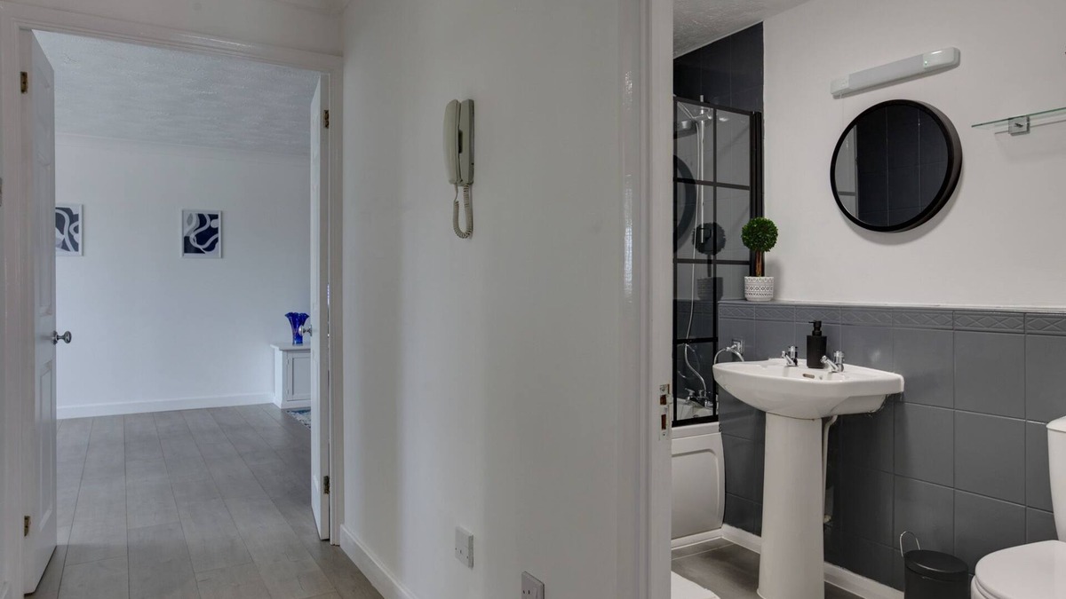 Bishop's Stortford Condo | Entire home/flat perfect for contractors