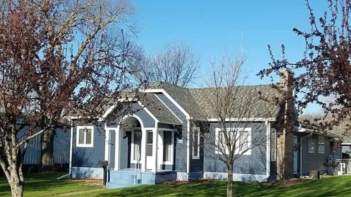 Oberlin House | Entire home in a country town!