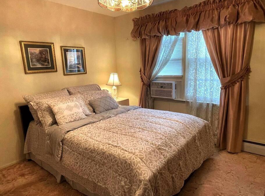 Cheektowaga House | Entire Home in Buffalo - 6 Guests 3 Bedroom 1 Bath - Convenient Location - 25min to Niagara Falls
