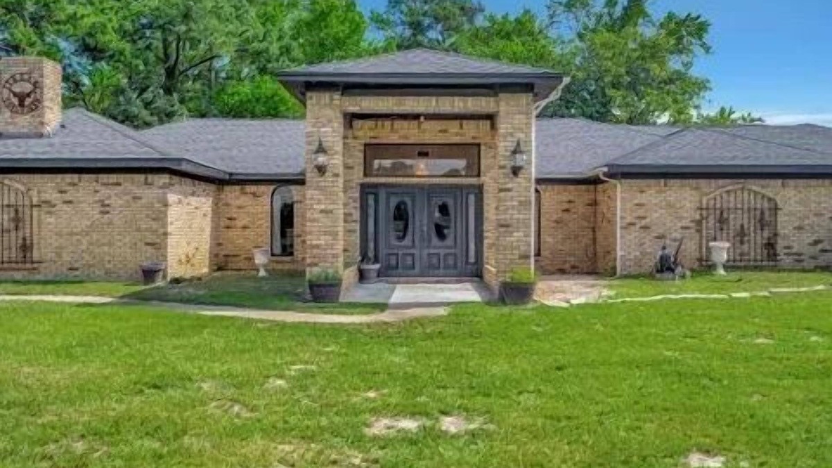 Grapeland House | Entire Home in Grapeland, TX w/Pond access & Pedal Boat!