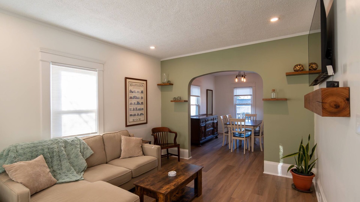 Rocky River House | Entire Home in Rocky River, Ohio. Close to westside bars and restaurants! nn