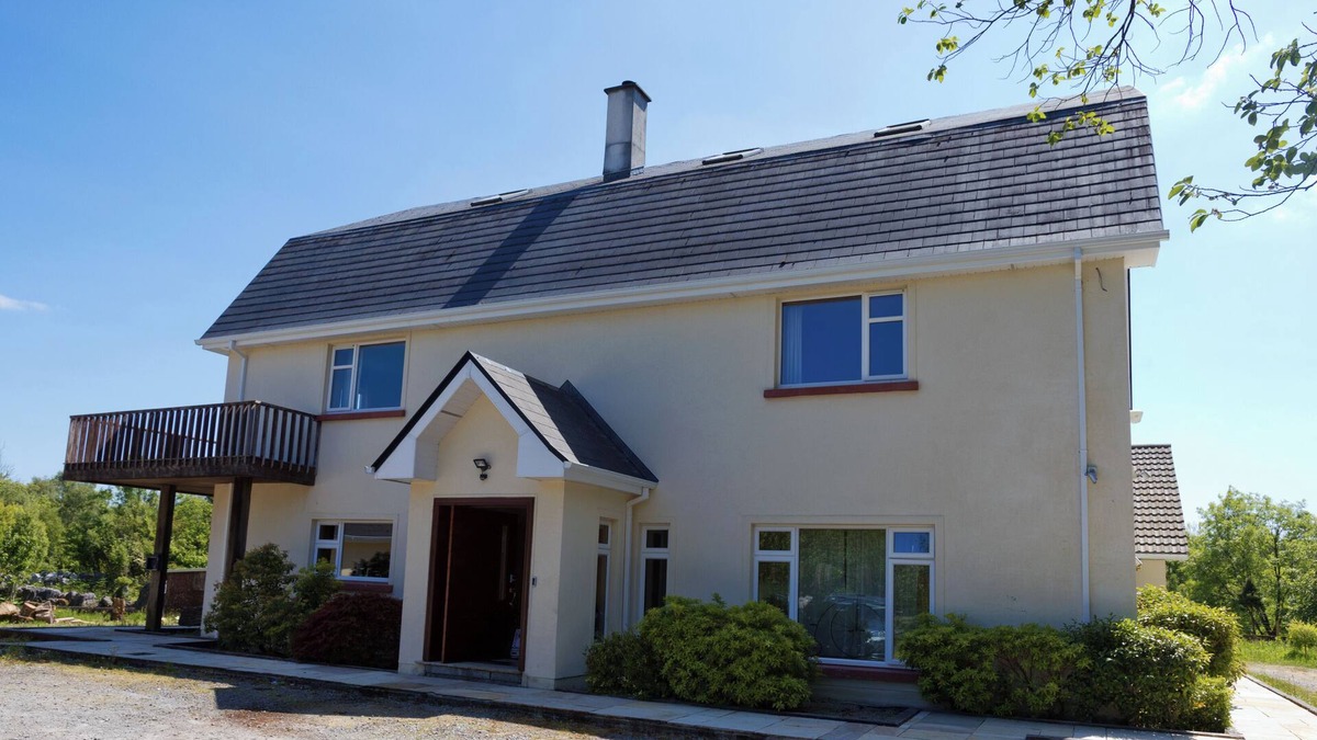 Moycullen House | Entire Home Nested Between Woods and Lakesn8 Guests 3 Bedrooms 5 Beds 3.5 Baths