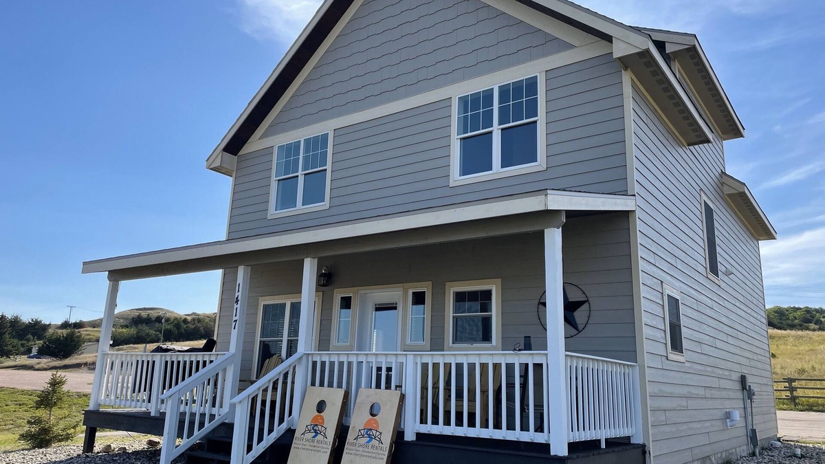 Chamberlain House | Entire home steps from the Missouri River!