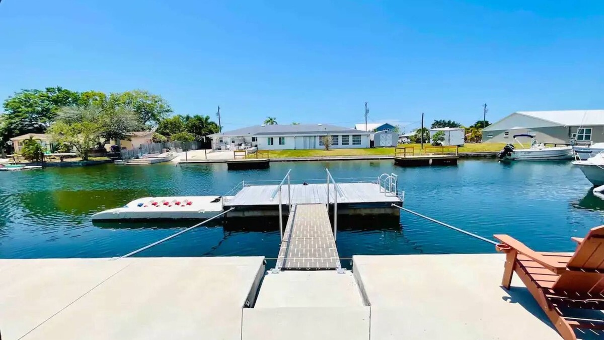 Hudson Beach Estates House | Entire Home The Lazzy Turtle Outdoor shower