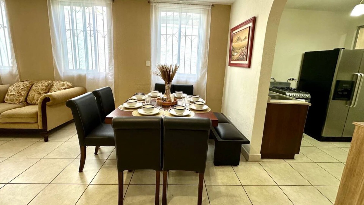 Zona 11 House | *Entire house/5 rooms/6 beds/2.5 bathrooms/2 garages