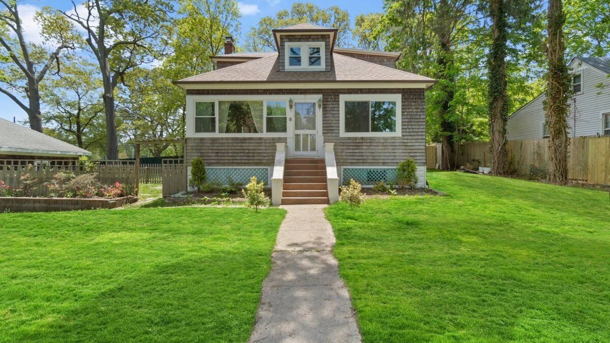 Ronkonkoma House | Entire House 3 Bedrooms 4beds 2 Bth. with lake views in Ronkonkoma.