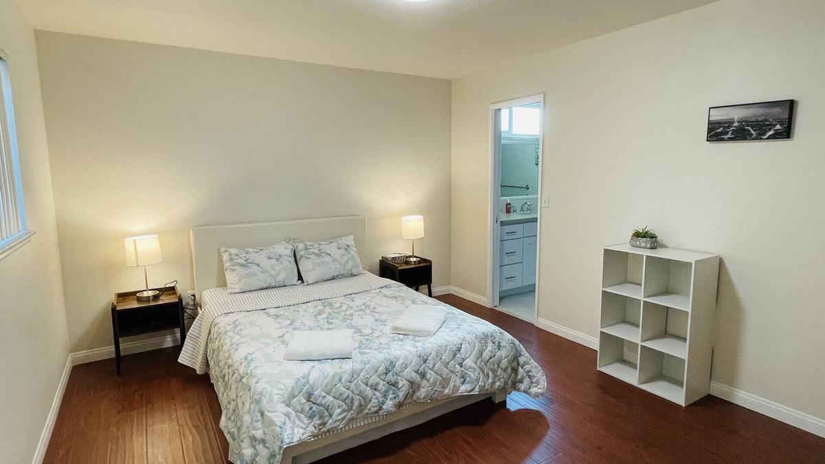 Fontana House | Entire house/4 bedrooms/10 people/2bath/TV/central AC