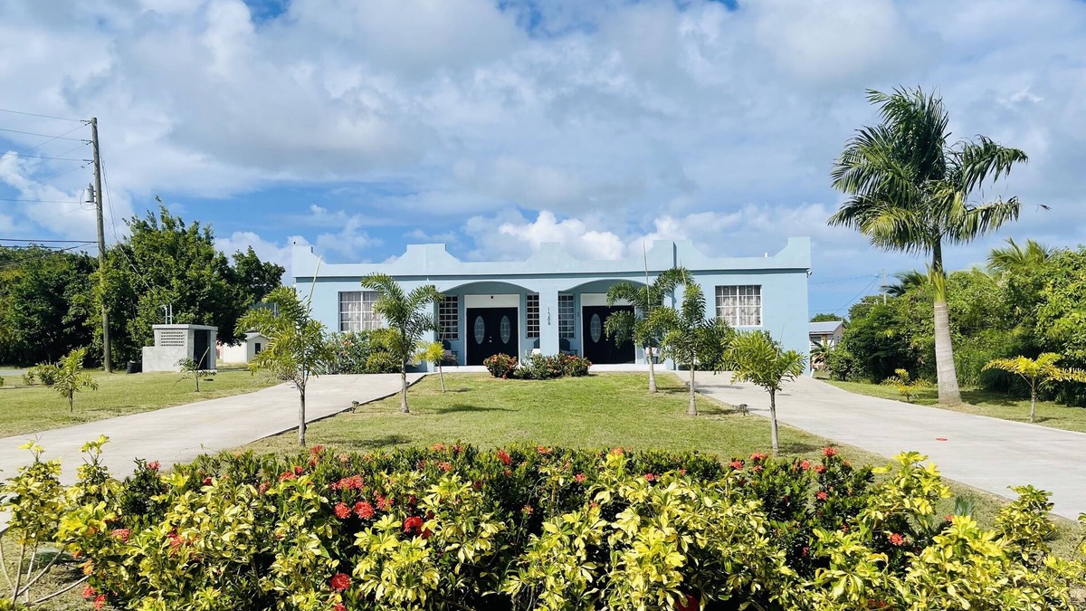 Estate Diamond West House | Entire House - East and West Apartment