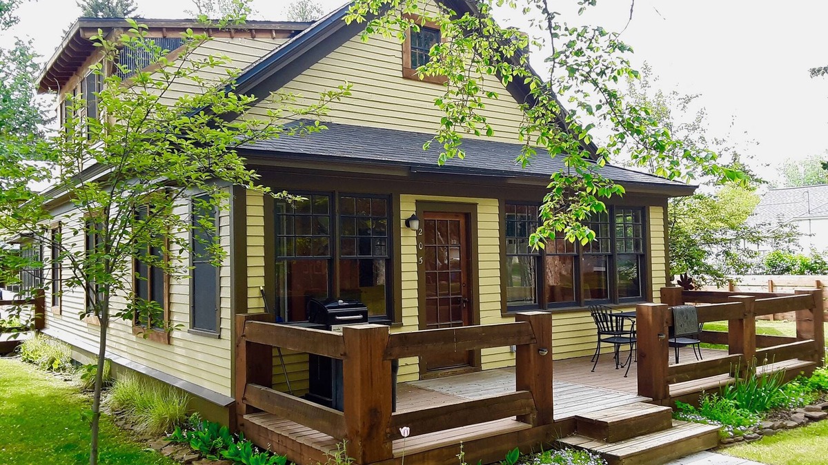 Manhattan House | Entire house. Fly Fishing, small town, walk to everything