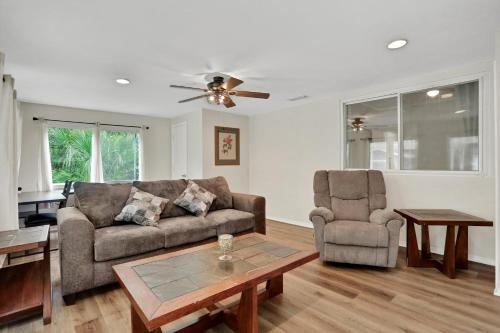 Fairfax House | Entire house in Fairfax, walking distance to shops