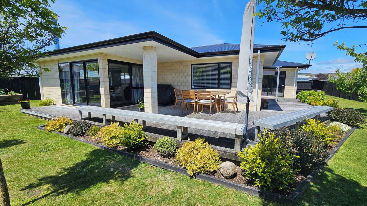 Motuoapa House | Entire House in Motuoapa - 3 mins to the stunning Lake Taupo. Dog friendly!