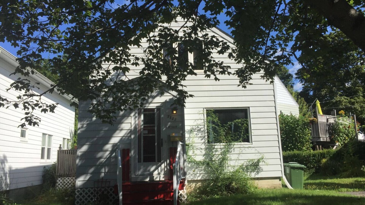 North End House | Entire House in Quiet Residential Area Close to Everything, Very Clean, Non-Smoking.