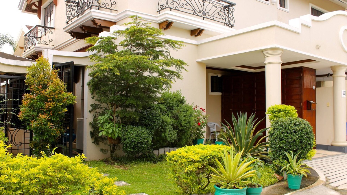 Javalera House | Entire House in Safe & Peaceful, Gated, Golf Community with 2 Swimming Pools.