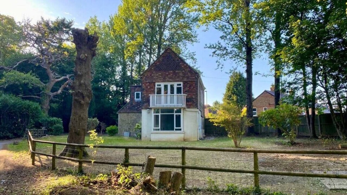 Bletchingley House | Entire House near Gatwick with free parking