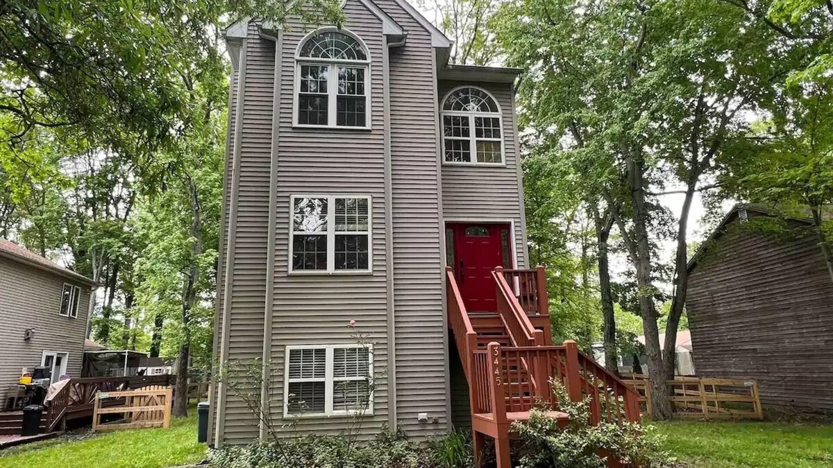 Arundel on the Bay House | Entire house on quiet street w/fenced yard—1 block from river, 3 from bay