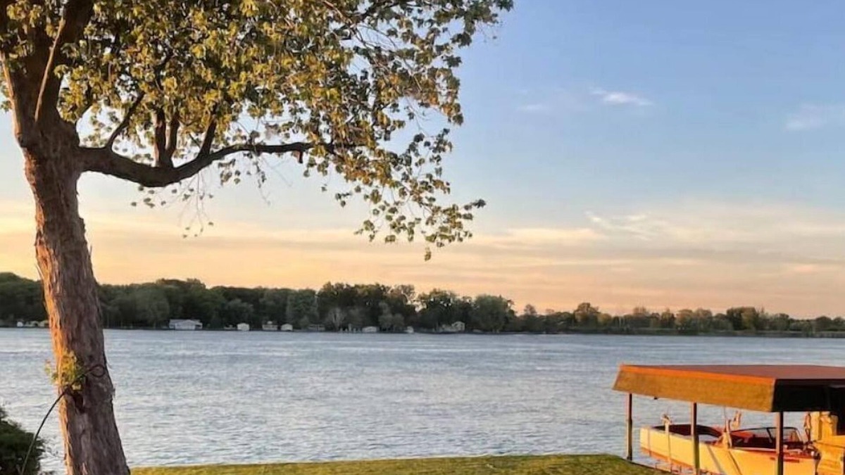 Algonac House | Entire house on the beautiful St. Clair River!