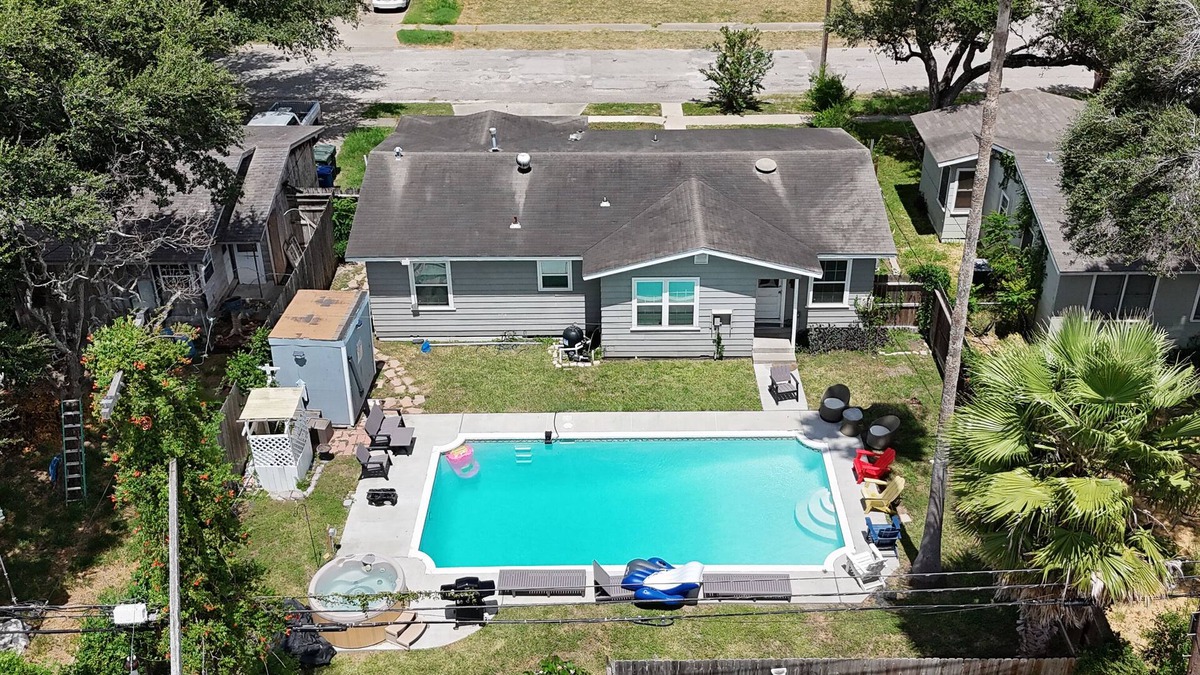 Central City House | Entire house +Pool+Hot Tube +1 car garage + EV Charger level 2-Tesla+ BBQ Grill