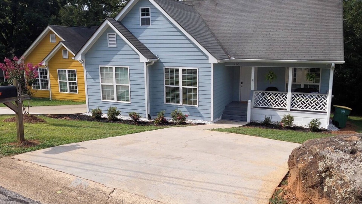 Athens House | Entire House, Remodeled, New Furniture, Near Downtown, Campus, & Mamas Boy!