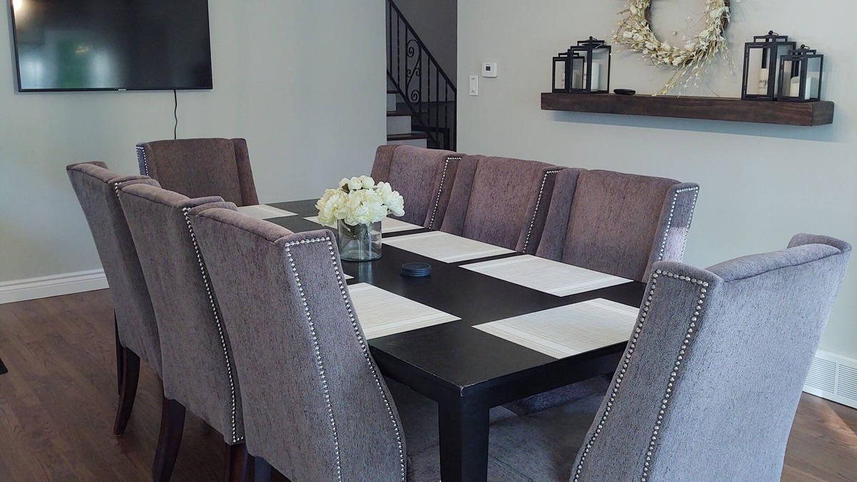 Wheaton House | Entire House! Sleeps 6-Cozy, Clean & Well-Stocked
