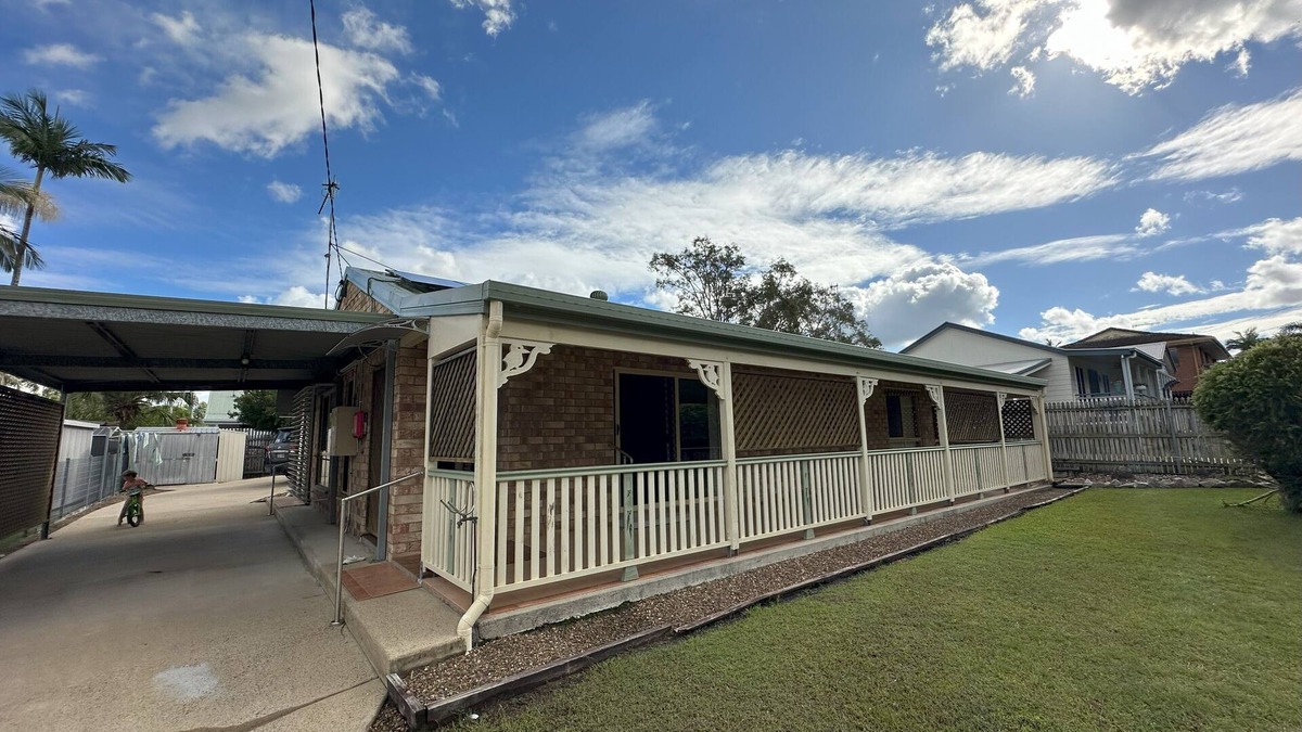 Tin Can Bay House | Entire house, walking distance to beach in a quiet spot in Tin Can Bay