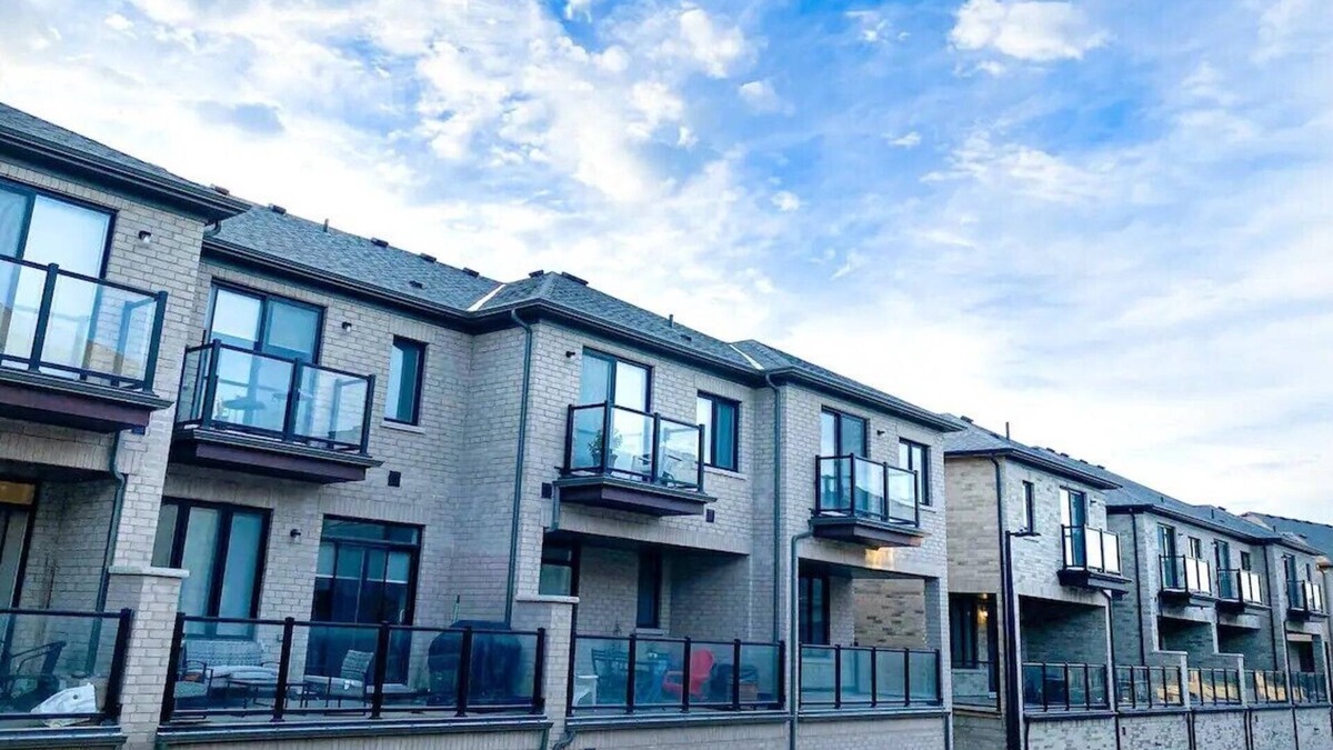 Whitby House | Entire House with 3 Bed 2.5 bath lots of Parking